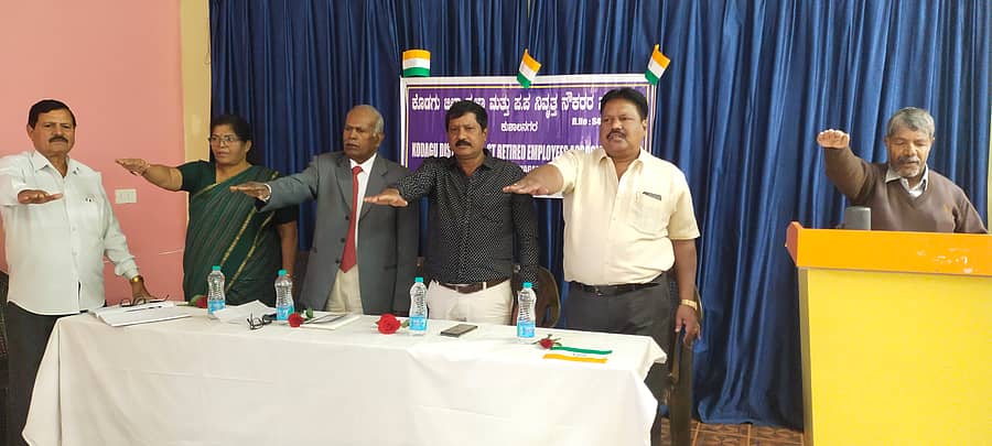 ಕುಶಾಲನಗರದಲ್ಲಿ ಕೊಡಗು ಜಿಲ್ಲಾ ಪರಿಶಿಷ್ಟ ಜಾತಿ ಮತ್ತು ಪರಿಶಿಷ್ಟ ಪಂಗಡ ನಿವೃತ್ತ ನೌಕರರ ಸಂಘದಿಂದ ಏರ್ಪಡಿಸಿದ್ದ ಗಣರಾಜ್ಯೋತ್ಸವ ಹಾಗೂ ಸಂವಿಧಾನ ದಿನಾಚರಣೆಯಲ್ಲಿ ದಲಿತ ಸಂಘರ್ಷ ಸಮಿತಿ ಮುಖಂಡ ಹಾನಗಲ್ಲು ಜಯಪ್ಪ ಸಂವಿಧಾನದ ಪೀಠಿಕೆ ವಾಚಿಸಿದರು