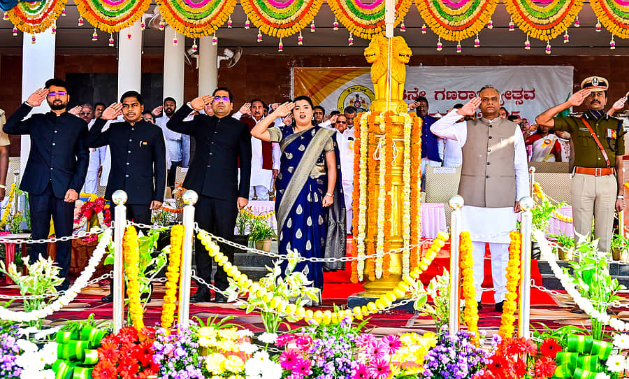 <div class="paragraphs"><p>ಕಲಬುರಗಿಯ ಪೊಲೀಸ್‌ ಪರೇಡ್‌ ಮೈದಾನದಲ್ಲಿ ಗಣರಾಜ್ಯೋತ್ಸವದ ಅಂಗವಾಗಿ ಭಾನುವಾರ ಜಿಲ್ಲಾ ಉಸ್ತುವಾರಿ ಸಚಿವ ಪ್ರಿಯಾಂಕ್‌ ಖರ್ಗೆ ಧ್ವಜಾರೋಹಣ ನೆರವೇರಿಸಿ ಗೌರವ ಸಲ್ಲಿಸಿದರು.  </p></div>