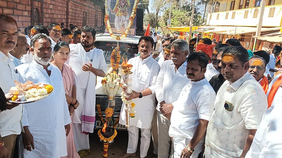 ಖಾನಾಪುರ ತಾಲ್ಲೂಕಿನ ನಂದಗಡದ ರಾಯಣ್ಣನ ಸಮಾಧಿ ಸ್ಥಳದಲ್ಲಿ ರಾಯಣ್ಣನ ಆತ್ಮಜ್ಯೋತಿ ಯಾತ್ರೆಯನ್ನು ಬೀಳ್ಕೊಡಲಾಯಿತು