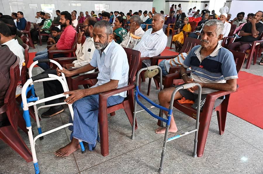 <div class="paragraphs"><p>ಕೃತಕ ಅಂಗಾಂಗ ವಿತರಣಾ ಶಿಬಿರ</p></div>