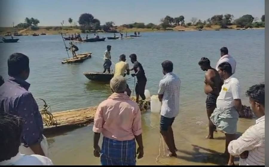 ಹೂವಿನಹಡಗಲಿ ತಾಲ್ಲೂಕು ಹಿರೇಬನ್ನಿಮಟ್ಟಿ ಗ್ರಾಮಸ್ಥರು ಭಾನುವಾರ ಮರಳು ತೆಪ್ಪಗಳನ್ನು ವಶಪಡಿಸಿಕೊಂಡಿರುವುದು