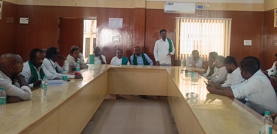 ದೊಡ್ಡಬಳ್ಳಾಪುರದಲ್ಲಿ ರಾಜ್ಯ ರೈತ ಸಂಘದ ಪತ್ರಿಕಾಗೋಷ್ಠಿಯಲ್ಲಿ ವಿವಿಧ ಜಿಲ್ಲೆಗಳ ಪದಾಧಿಕಾರಿಗಳು ಭಾಗವಹಿಸಿದ್ದರು