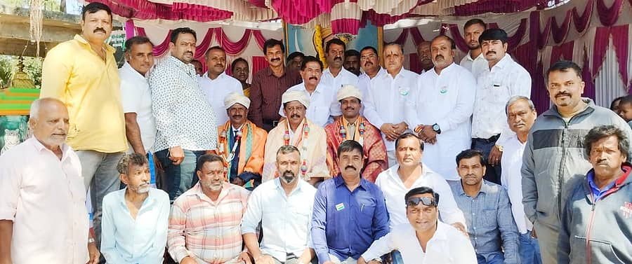 ಮೈಸೂರಿನಲ್ಲಿ ಕ್ರಾಂತಿವೀರ ಸಂಗೊಳ್ಳಿ ರಾಯಣ್ಣ ಹಿತರಕ್ಷಣಾ ಸಮಿತಿ ಭಾನುವಾರ ಆಯೋಜಿಸಿದ್ದ ಗಣರಾಜ್ಯೋತ್ಸವದಲ್ಲಿ ಕುರುಬಾರಹಳ್ಳಿಯ ನಿವೃತ್ತ ಸೈನಿಕ ಎಂ.ವೆಂಕಟೇಶ್, ಪ್ರಾಥಮಿಕ ಆರೋಗ್ಯ ಕೇಂದ್ರದ ವೈದ್ಯಾಧಿಕಾರಿ ಡಾ.ನವೀನ್.ಬಿ.ಆರ್. ಹಾಗೂ ನಿವೃತ್ತ ಪೊಲೀಸ್ ಅಧಿಕಾರಿ ಸುಬ್ಬಣ್ಣ ಅವರನ್ನು ಸನ್ಮಾನಿಸಲಾಯಿತು