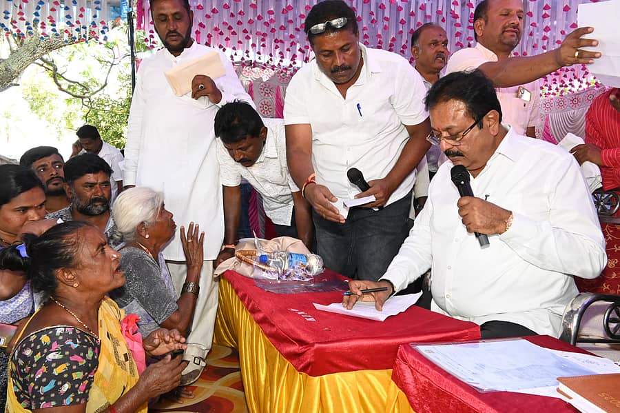 ನಾಗಮಂಗಲ ತಾಲ್ಲೂಕಿನ ಬೆಳ್ಳೂರಿನಲ್ಲಿ ಸೋಮವಾರ ನಡೆದ ಜನಸಂಪರ್ಕ ಸಭೆಯಲ್ಲಿ ಜಿಲ್ಲಾ ಉಸ್ತುವಾರಿ ಸಚಿವ ಎನ್‌.ಚಲುವರಾಯಸ್ವಾಮಿ ಅವರು ಸಾರ್ವಜನಿಕರಿಂದ ಅಹವಾಲು ಸ್ವೀಕರಿಸಿದರು  –ಪ್ರಜಾವಾಣಿ ಚಿತ್ರ 