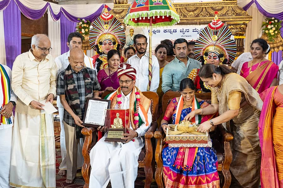 ನಗರದಲ್ಲಿ ನಡೆದ ಕಾರ್ಯಕ್ರಮದಲ್ಲಿ ನೇರಂಕಿ ಪಾರ್ಶ್ವನಾಥ ಅವರಿಗೆ ಮಹಾಕವಿ ರತ್ನಾಕರವರ್ಣಿ ಪ್ರಶಸ್ತಿ ನೀಡಿ ಗೌರವಿಸಲಾಯಿತು.