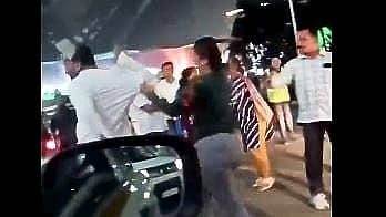 <div class="paragraphs"><p>ಮುಂಬೈ ಅಂತರರಾಷ್ಟ್ರೀಯ ವಿಮಾನ ನಿಲ್ದಾಣ ಪಾರ್ಕಿಂಗ್ ಪ್ರದೇಶದಲ್ಲಿ ಮಹಿಳೆಯೊಬ್ಬರು ಓಲಾ ಕ್ಯಾಬ್ ಚಾಲಕನ ಮೇಲೆ ಹಲ್ಲೆ ಮಾಡಿರುವ ಘಟನೆ ವರದಿಯಾಗಿದೆ.</p></div>