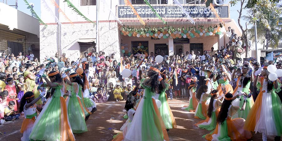 ಲಕ್ಕುಂಡಿಯ ಗ್ರಾಮ ಪಂಚಾಯಿತಿ ಆವರಣದಲ್ಲಿ 76ನೇ ಗಣರಾಜ್ಯೋತ್ಸವದಂಗವಾಗಿ ಸ್ವಾಮಿ ವಿವೇಕಾನಂದ ಹಿರಿಯ ಪ್ರಾಥಮಿಕ ಶಾಲೆಯ ಮಕ್ಕಳು ದೇಶ ಭಕ್ತಿ ಗೀತೆಯ ನೃತ್ಯ ಗಮನ ಸೆಳೆಯಿತು