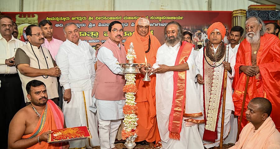 <div class="paragraphs"><p>ಮೈಸೂರು ಜಿಲ್ಲೆಯ ಸುತ್ತೂರಿನಲ್ಲಿ ನಡೆಯುತ್ತಿರುವ ಶಿವರಾತ್ರೀಶ್ವರ ಶಿವಯೋಗಿಗಳ ಜಾತ್ರಾ ಮಹೋತ್ಸವದಲ್ಲಿ ಸೋಮವಾರ ಆಯೋಜಿಸಿದ್ದ ಸಾಮೂಹಿಕ ವಿವಾಹ ಕಾರ್ಯಕ್ರಮವನ್ನು ಕೇಂದ್ರ ಸಚಿವ ಪ್ರಲ್ಹಾದ ಜೋಶಿ ಉದ್ಘಾಟಿಸಿದರು.&nbsp;</p></div>