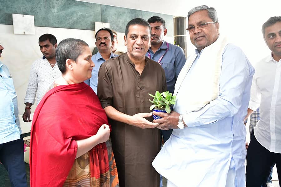 <div class="paragraphs"><p>ಶಿವರಾಜ್ ಕುಮಾರ್‌– ಸಿದ್ದರಾಮಯ್ಯ ಭೇಟಿ</p></div>