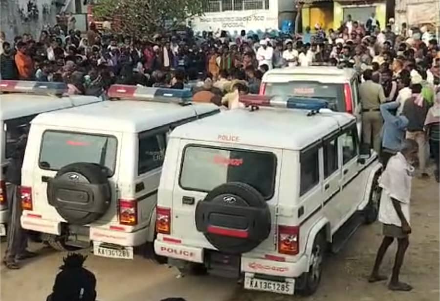 ಕಳ್ಳರನ್ನು ವಶಕ್ಕೆ ಪಡೆಯಲು ಹೋದ ಸಂದರ್ಭದಲ್ಲಿ ಹೊಳೆನರಸೀಪುರ ತಾಲ್ಲೂಕಿನ ನಗರನಹಳ್ಳಿ ಹಾಗೂ ಸುತ್ತಲಿನ ಗ್ರಾಮಸ್ಥರು ಪೊಲೀಸರ ವಿರುದ್ಧ ಆಕ್ರೋಶ ವ್ಯಕ್ತಪಡಿಸಿದರು.