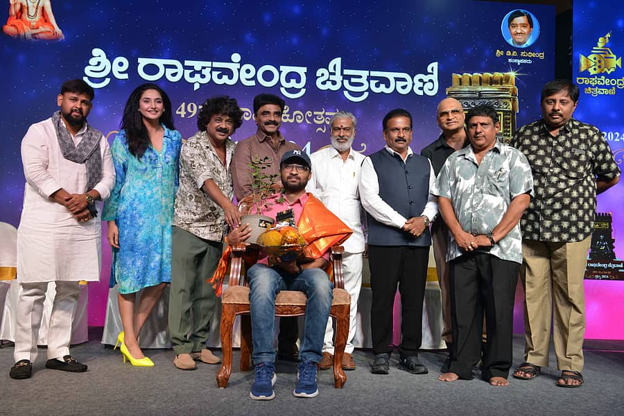 ‘ಇಬ್ಬನಿ ತಬ್ಬಿದ ಇಳೆಯಲಿ’ ಚಿತ್ರದ ಸಂಭಾಷಣೆಗಾಗಿ ನಿರ್ದೇಶಕ ಚಂದ್ರಜಿತ್ ಬೆಳ್ಯಪ್ಪ ಅವರಿಗೆ ‘ಹುಣಸೂರು ಕೃಷ್ಣಮೂರ್ತಿ ಸ್ಮರಣಾರ್ಥ ಪ್ರಶಸ್ತಿ’ ನೀಡಿ ಗೌರವಿಸಲಾಯಿತು. 