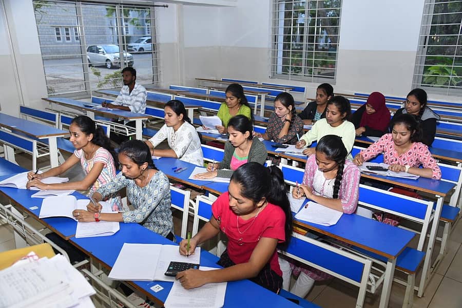 <div class="paragraphs"><p>ಹಾವೇರಿ ವಿಶ್ವವಿದ್ಯಾಲಯದಿಂದ ಆರಂಭಿಸಲಾಗಿರುವ ಎಂ.ಕಾಂ ಸಂಜೆ ಕಾಲೇಜಿನಲ್ಲಿ ವ್ಯಾಸಂಗ ಮಾಡುತ್ತಿರುವ ವಿದ್ಯಾರ್ಥಿಗಳು</p></div>