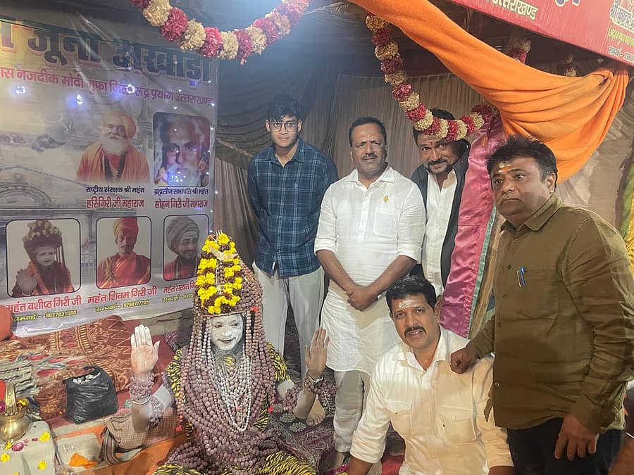 ಕರ್ನಾಟಕ ವಿಧಾನಸಭೆಯ ಅಧ್ಯಕ್ಷ ಯು.ಟಿ.ಖಾದರ್ ಅವರು ಪ್ರಯಾಗ್‌ರಾಜ್‌ನಲ್ಲಿ ನಡೆಯುತ್ತಿರುವ ಕುಂಭಮೇಳದಲ್ಲಿ ನಾಗಾ ಸಾಧುಗಳನ್ನು ಭೇಟಿ ಮಾಡಿದರು