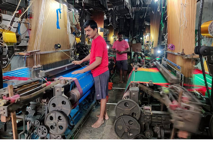 ಬಟ್ಟೆ ನೇಯುತ್ತಿರುವ ನೇಕಾರರು