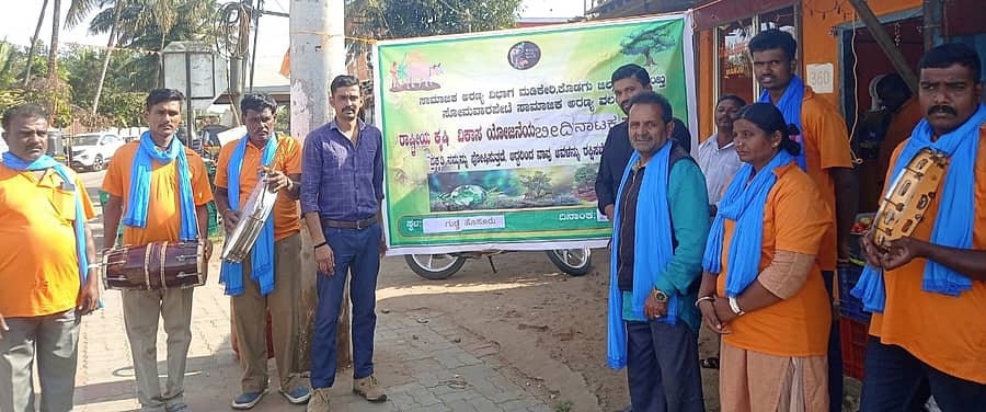 ಕುಶಾಲನಗರ ಸಮೀಪದ ಗುಡ್ಡೆಹೊಸೂರಿನಲ್ಲಿ ಸಾಮಾಜಿಕ ಅರಣ್ಯ ಇಲಾಖೆಯ ಸಹಯೋಗದೊಂದಿಗೆ ಅರಣ್ಯ ಸಂಪತ್ತನ್ನು ರಕ್ಷಿಸುವ ಕುರಿತು ವಿದ್ಯಾಸಾಗರ ಕಲಾವೇದಿಕೆ ಕಲಾವಿದರು ಬೀದಿ ನಾಟಕ ಪ್ರದರ್ಶಿಸಿದರು