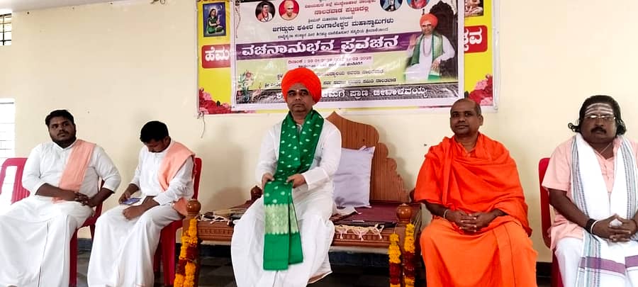 ನಾಲತವಾಡ ಸಮೀಪದ ಆಲೂರ ಗ್ರಾಮದಲ್ಲಿ ಗ್ರಾಮದರ್ಶನ ಪ್ರವಚನದಲ್ಲಿ ಫಕೀರ ದಿಂಗಾಲೇಶ್ವರ ಸ್ವಾಮೀಜಿ ಮಾತನಾಡಿದರು