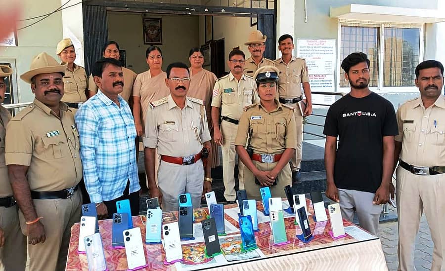 <div class="paragraphs"><p>31ಕೆಟಿಆರ್ ಇಪಿ1 – ಕೊಟ್ಟೂರಿನ ಪೊಲೀಸ್ ಠಾಣೆಯಲ್ಲಿ ಐದು ಲಕ್ಷ ಮೌಲ್ಯದ 25 ಮೊಬೈಲ್ ಜಪ್ತಿ ಮಾಡಿರುವುದು.</p></div>