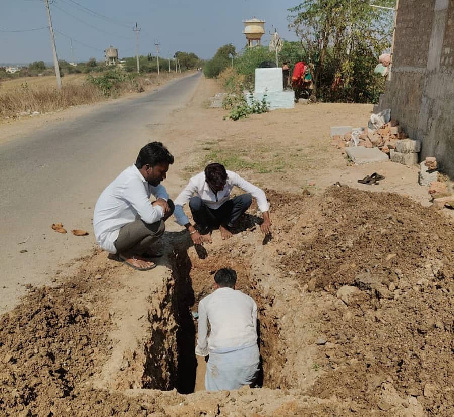 ಹಟ್ಟಿ ಚಿನ್ನದ ಗಣಿ ಕೋಠಾ ಮುಖ್ಯ ರಸ್ತೆಯಲ್ಲಿ ಒಡೆದ ಪೈಪ್ನ್ನು ಪಟ್ಟಣ ಪಂಚಾಯಿತಿ ಸಿಬ್ಬಂದಿ ಶುಕ್ರವಾರ ದುರಸ್ತಿ ಮಾಡಿದರು