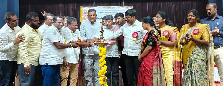 ಕೋಲಾರದಲ್ಲಿ ಶನಿವಾರ ಮಡಿವಾಳ ಮಾಚಿದೇವರ ಜಯಂತಿಯನ್ನು ಶಾಸಕ ಕೊತ್ತೂರು ಮಂಜುನಾಥ್ ಉದ್ಘಾಟಿಸಿದರು. ಜನಪ್ರತಿನಿಧಿಗಳು, ಅಧಿಕಾರಿಗಳು, ಸಮುದಾಯದವರು ಪಾಲ್ಗೊಂಡಿದ್ದರು