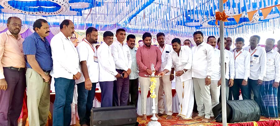 <div class="paragraphs"><p>ಎಚ್.ಡಿ.ಕೋಟೆ ಪಟ್ಟಣದ ವಿಶ್ವನಾಥಯ್ಯ ಕಾಲೊನಿಯಲ್ಲಿ ನಡೆದ ಮಡಿವಾಳ ಮಾಚೀದೇವರ ಜಯಂತ್ಯುತ್ಸವ ಕಾರ್ಯಕ್ರಮವನ್ನು ಶಾಸಕ ಅನಿಲ್ ಚಿಕ್ಕಮಾದು ಉದ್ಘಾಟಿಸಿದರು</p></div>