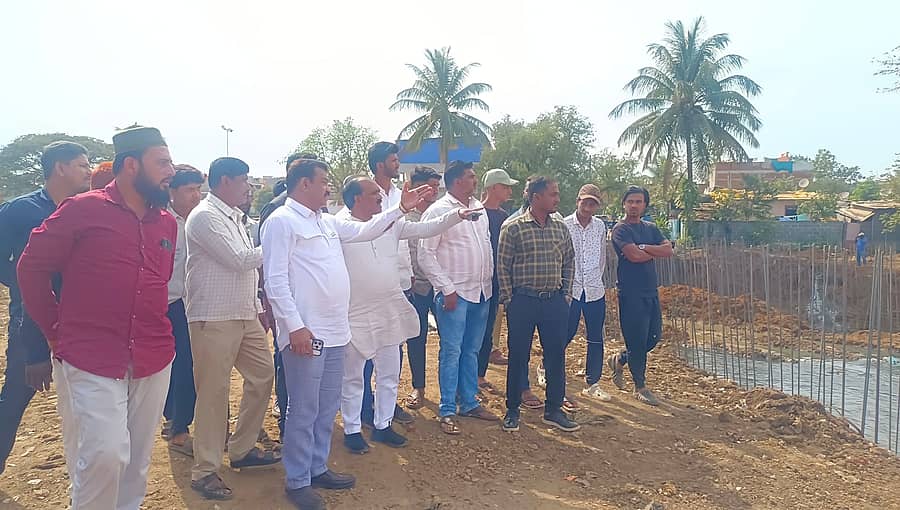 ಹುಬ್ಬಳ್ಳಿಯ ಎಸ್‌.ಎಂ. ಕೃಷ್ಣನಗರದ ಬಳಿ ನಡೆಯುತ್ತಿರುವ ರಾಜಕಾಲುವೆಗೆ ತಡೆಗೋಡೆ ನಿರ್ಮಾಣ ಕಾಮಗಾರಿಯನ್ನು ಶಾಸಕ ಪ್ರಸಾದ ಅಬ್ಬಯ್ಯ ಭಾನುವಾರ ಅಧಿಕಾರಿಗಳ ಜತೆ ವೀಕ್ಷಿಸಿದರು