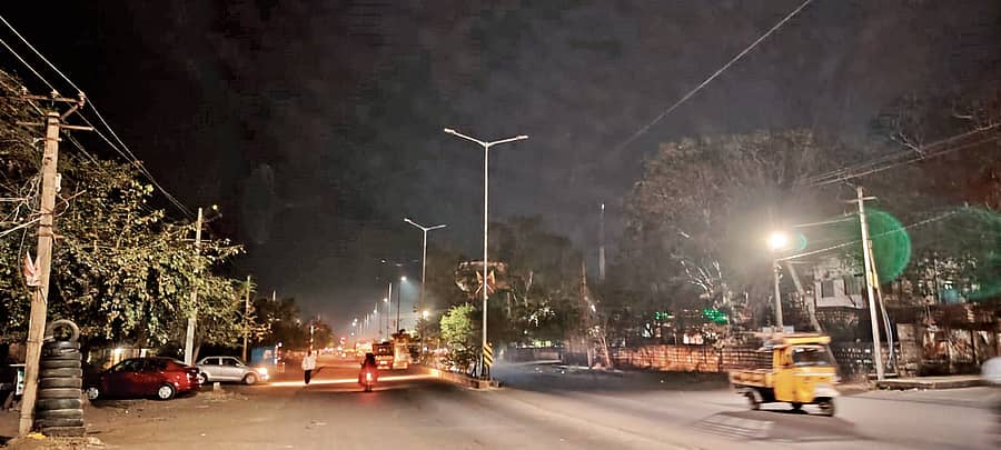 ಭಾಲ್ಕಿಯ ಅಂಬೇಡ್ಕರ್ ವೃತ್ತದಿಂದ ಬಸವೇಶ್ವರ ವೃತ್ತಕ್ಕೆ ತೆರಳುವ ರಸ್ತೆ ಮಧ್ಯೆ ಇರುವ ವಿದ್ಯುತ್ ದೀಪಗಳು ಬೆಳಗದೆ ಇರುವುದರಿಂದ ಕತ್ತಲು ಆವರಿಸಿರುವುದು