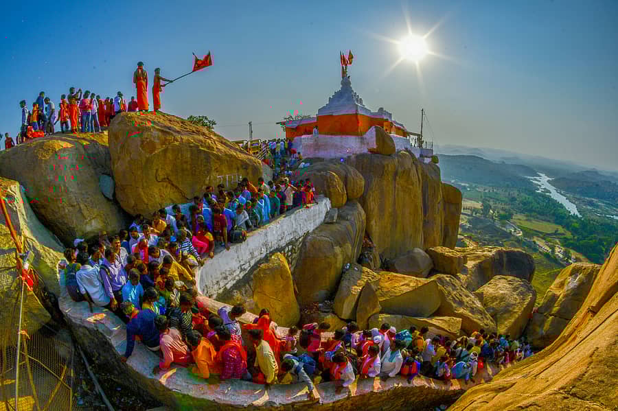 ಹನುಮ ಜಯಂತಿ ವೇಳೆ ಅಂಜನಾದ್ರಿ ಬೆಟ್ಟ ಏರುವ ಭಕ್ತರು