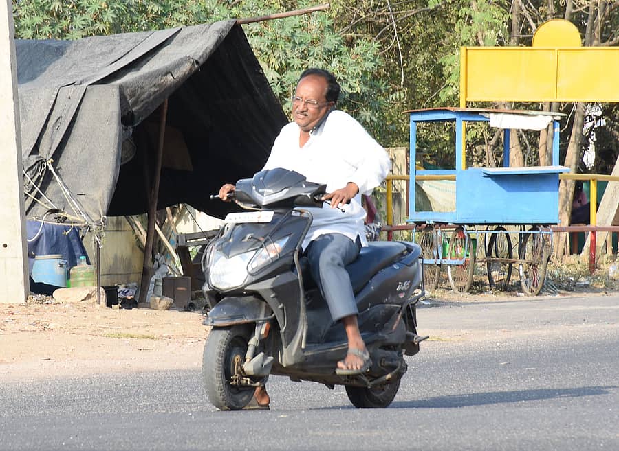 ಯಾದಗಿರಿಯಲ್ಲಿ ಮೊಬೈಲ್ನಲ್ಲಿ ಮಾತನಾಡುತ್ತಾ ಬೈಕ್ ಚಾಲಾಯಿಸುತ್ತ ತೆರಳುವುದು
ಪ್ರಜಾವಾಣಿ ಚಿತ್ರಗಳು: ರಾಜಕುಮಾರ ನಳ್ಳಿಕರ್