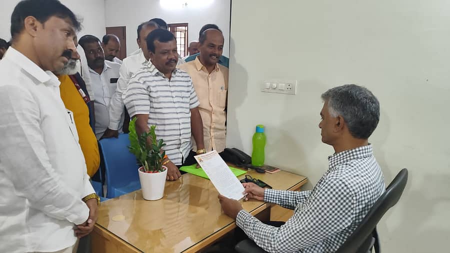 <div class="paragraphs"><p>ಬೆಂಗಳೂರು ಬಿಲ್ಡರ್ಸ್ ಮತ್ತು ಡೆವಲಪರ್ಸ್ ಅಸೋಸಿಯೇಷನ್ ಪದಾಧಿಕಾರಿಗಳು ಕಂದಾಯ ಸಚಿವ ಕೃಷ್ಣ ಬೈರೇಗೌಡ ಅವರಿಗೆ ಮನವಿ ಸಲ್ಲಿಸಿದರು.</p></div>