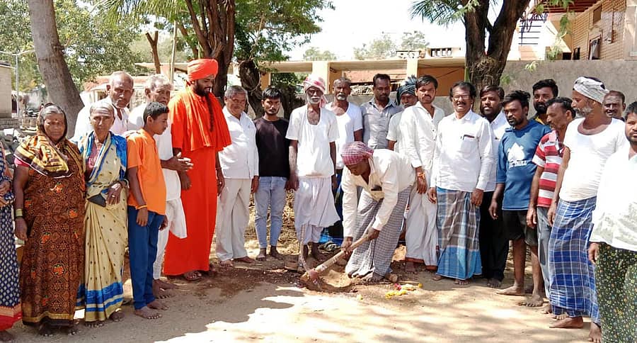 ಕುಕನೂರು ತಾಲ್ಲೂಕಿನ ತಳಕಲ್ ಗ್ರಾಮದ ಅನ್ನದಾನೀಶ್ವರ ಶಾಖಾಮಠದಲ್ಲಿ ಕಲ್ಯಾಣ ಮಂಟಪ ಭೂಮಿಪೂಜೆ ನೆರವೇರಿಸಲಾಯಿತು