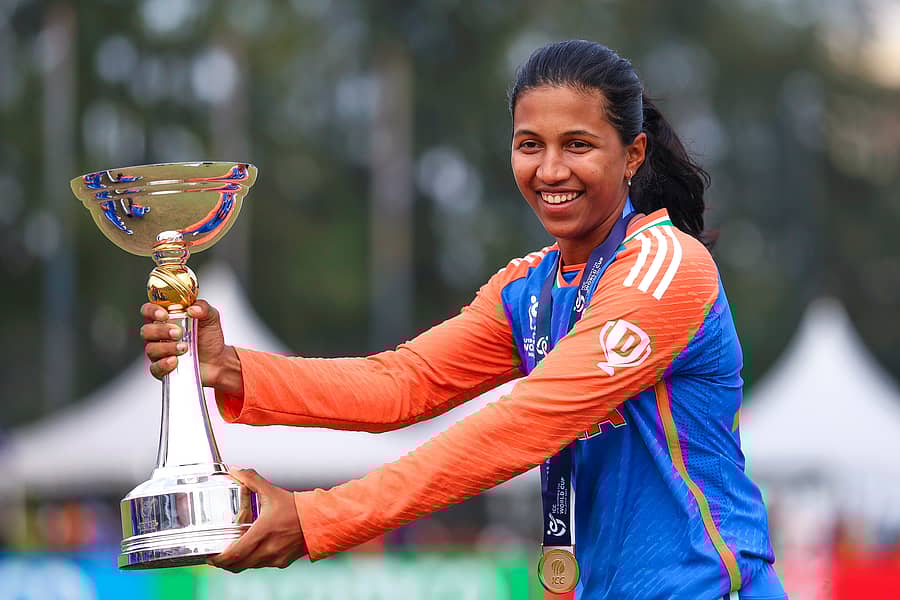 ವಿಶ್ವಕಪ್‌ನೊಂದಿಗೆ ನಿಕಿ ಪ್ರಸಾದ್