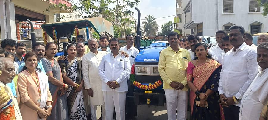<div class="paragraphs"><p>ಕಸ ಸಂಗ್ರಹಿಸುವ ವಾಹನಗಳಿಗೆ ಶಾಸಕ ಎಸ್.ಟಿ.ಸೋಮಶೇಖರ್ ಚಾಲನೆ ನೀಡಿದರು.</p></div>