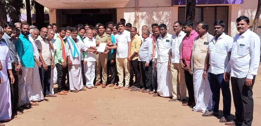 ಮಾಜಿ ಸಚಿವ ಬಿ. ಶ್ರೀರಾಮುಲು ವಿರುದ್ಧ ಶಾಸಕ ಜನಾರ್ದನ ರೆಡ್ಡಿ ಹೇಳಿಕೆ ಖಂಡಿಸಿ ಸಂಡೂರು ತಾಲ್ಲೂಕಿನ ವಾಲ್ಮೀಕಿ ಸಮಾಜದ ಮುಖಂಡರು ಸೋಮವಾರ ಪ್ರತಿಭಟನೆ ನಡೆಸಿ ಪಿಎಸ್‍ಐ ಅವರಿಗೆ ಮನವಿ ಸಲ್ಲಿಸಿದರು