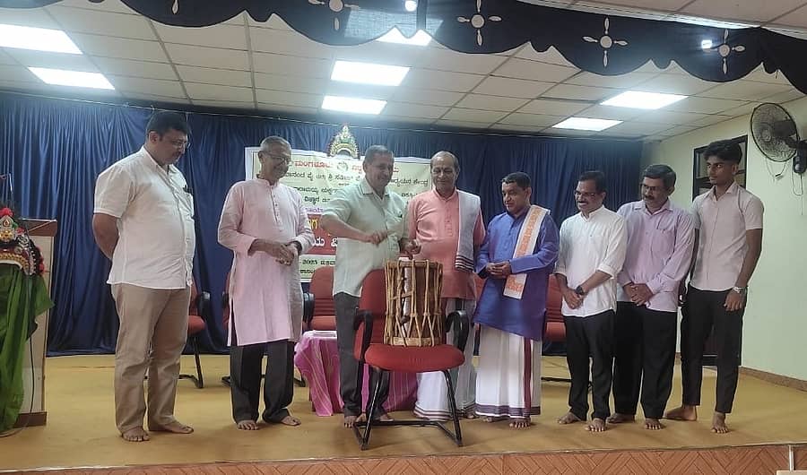 ‘ಯಕ್ಷಗಾನ ಪ್ರಸಂಗ: ಸ್ವರೂಪ ಮತ್ತು ಅನನ್ಯತೆ’ ರಾಷ್ಟ್ರೀಯ ವಿಚಾರ ಸಂಕಿರಣವನ್ನು ಯಕ್ಷಗಾನ ಅಕಾಡೆಮಿಯ ಮಾಜಿ ಅಧ್ಯಕ್ಷ ಎಂ.ಎಲ್ ಸಾಮಗ ಉದ್ಘಾಟಿಸಿದರು