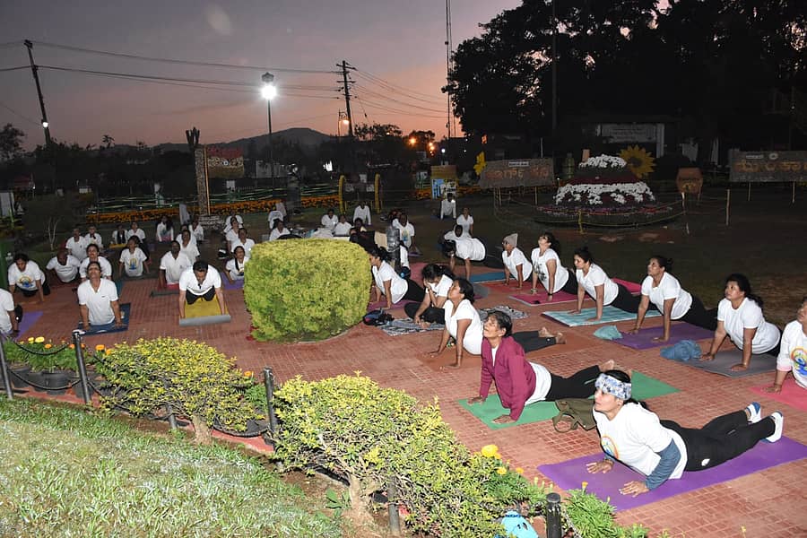 ರಥಸಪ್ತಮಿಯ ಪ್ರಯುಕ್ತ ಮಡಿಕೇರಿಯ ರಾಜಾಸೀಟ್ ಉದ್ಯಾನದಲ್ಲಿ ಮಂಗಳವಾರ ಬೆಳಿಗ್ಗೆ ಯೋಗಪಟುಗಳು ಸಾಮೂಹಿಕ ಸೂರ್ಯ ನಮಸ್ಕಾರ ಮಾಡಿದರು ಪ್ರಜಾವಾಣಿ ಚಿತ್ರ/ ರಂಗಸ್ವಾಮಿ