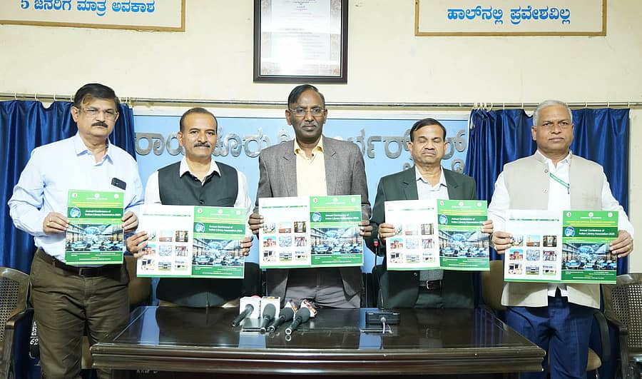 ರಾಯಚೂರಿನ ಪತ್ರಿಕಾ ಭವನದಲ್ಲಿ ಮಂಗಳವಾರ ಕೃಷಿ ವಿಜ್ಞಾನಗಳ ವಿಶ್ವವಿದ್ಯಾಲಯದ ಕುಲಪತಿ ಎಂ.ಹನುಮಂತಪ್ಪ ಅವರು ಭಾರತೀಯ ಗ್ರಂಥಾಲಯ ಸಂಘದಿಂದ ನಡೆಯುವ 70ನೇ ಅಂತರ ರಾಷ್ಟ್ರೀಯ ಸಮ್ಮೇಳನದ ಪೋಸ್ಟರ್‌ ಬಿಡುಗಡೆ ಮಾಡಿದರು