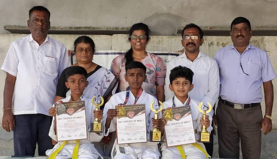 ಕೆ.ಆರ್. ಪೇಟೆ ಪಟ್ಟಣದ ಪ್ರಗತಿ ಶಾಲೆಯಲ್ಲಿ ರಾಷ್ಟ್ರೀಯ ಮಟ್ಟದ ಕರಾಟೆ ಚಾಂಪಿಯನ್ ಶಿಪ್‌ನಲ್ಲಿ ಪ್ರಶಸ್ತಿ ಪಡೆದ  ವಿದ್ಯಾರ್ಥಿಗಳನ್ನು ಅಭಿನಂದಿಸಲಾಯಿತು