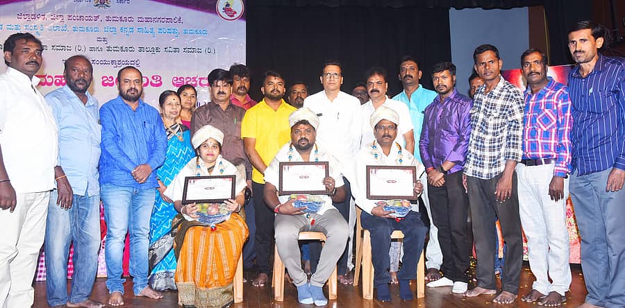 ತುಮಕೂರಿನಲ್ಲಿ ಮಂಗಳವಾರ ನಡೆದ ಸವಿತಾ ಮಹರ್ಷಿ ಜಯಂತಿ ಕಾರ್ಯಕ್ರಮದಲ್ಲಿ ಸಮುದಾಯದ ಸಾಧಕರನ್ನು ಅಭಿನಂದಿಸಲಾಯಿತು. ಶಾಸಕ ಜಿ.ಬಿ.ಜ್ಯೋತಿಗಣೇಶ್, ಜಿ.ಪಂ ಉಪಕಾರ್ಯದರ್ಶಿ ಹಾಲಸಿದ್ದಪ್ಪ ಪೂಜೇರಿ, ಜಿಲ್ಲಾ ಸವಿತಾ ಸಮಾಜ ಅಧ್ಯಕ್ಷ ಮಂಜೇಶ್, ತಾಲ್ಲೂಕು ಘಟಕದ ಅಧ್ಯಕ್ಷ ಕಟ್‍ವೆಲ್ ರಂಗನಾಥ, ಕೆ.ಎಸ್.ಸಿದ್ದಲಿಂಗಪ್ಪ, ಸ್ವದೇಶಿ ವಿಶ್ವಣ್ಣ ಇತರರು ಉಪಸ್ಥಿತರಿದ್ದರು