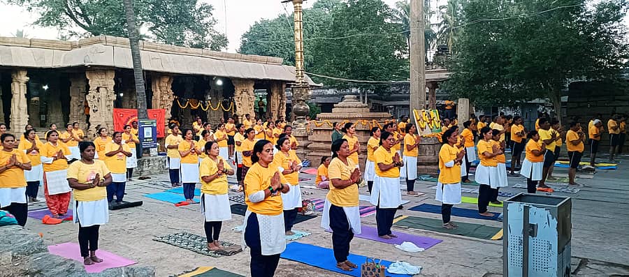 ಕೋಲಾರದಲ್ಲಿ ಮಂಗಳವಾರ ರಥಸಪ್ತಮಿ ಪ್ರಯುಕ್ತ ಯೋಗಪಟುಗಳು ಸಾಮೂಹಿಕ 108 ಸೂರ್ಯ ನಮಸ್ಕಾರ ಪ್ರದರ್ಶಿಸಿದರು