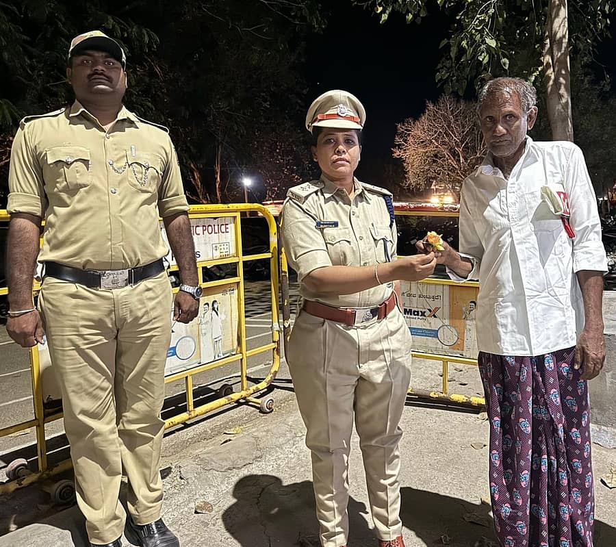 ಸನ್ನಡತೆಯ ಮೇಲೆ ಬಿಡುಗಡೆಯಾದ ರಾಯಚೂರು ಜಿಲ್ಲೆ ಲಿಂಗಸುಗೂರು ತಾಲ್ಲೂಕಿನ ಜಂತಾಪುರದ ದುರ್ಗಪ್ಪನಿಗೆ ಕಲಬುರಗಿ ಕೇಂದ್ರ ಕಾರಾಗೃಹದ ಅಧೀಕ್ಷಕಿ ಆರ್. ಅನಿತಾ ಹೂ ನೀಡಿ ಬೀಳ್ಕೊಟ್ಟರು