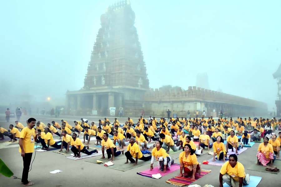 ನಂಜನಗೂಡಿನ ಶ್ರೀಕಂಠೇಶ್ವರಸ್ವಾಮಿ ದೇವಾಲಯ ಮುಂಭಾಗ ರಥಸಪ್ತಮಿ ಅಂಗವಾಗಿ ಶ್ರೀಪತಂಜಲಿ ಯೋಗ ಶಿಕ್ಷಣ ಸಮಿತಿಯ ಯೋಗ ಪಟುಗಳು ಮಂಗಳವಾರ ಸಾಮೂಹಿಕ ಸೂರ್ಯ ನಮಸ್ಕಾರ ಮಾಡಿದರು