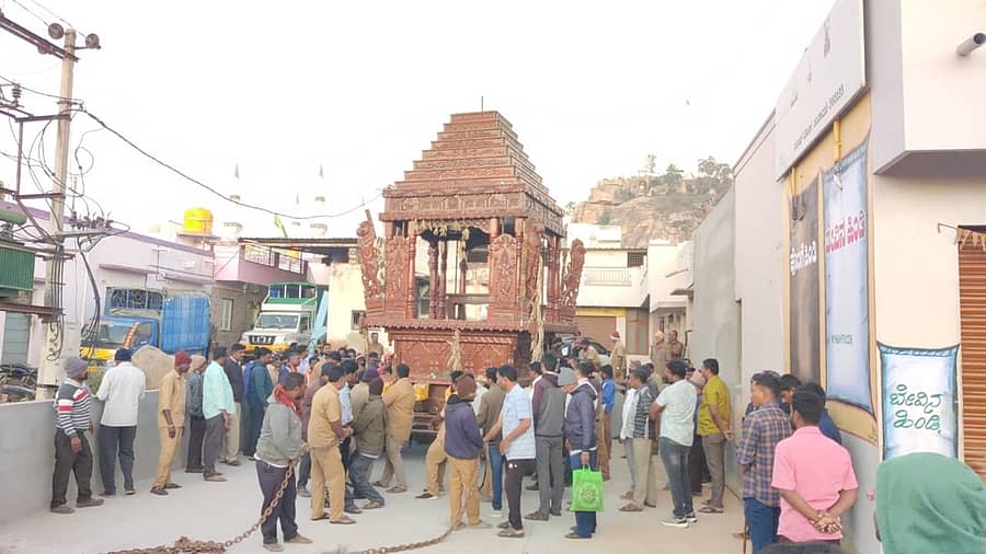 ಚಿಂತಾಮಣಿಯ ಅಜಾದ್‌ಚೌಕದಲ್ಲಿ ಅನಧಿಕೃತ ಶೆಡ್‌ನಲ್ಲಿದ್ದ ರಥವನ್ನು ನಗರಸಭೆ ಸಿಬ್ಬಂದಿ ತೆರವುಗೊಳಿಸಿದರು