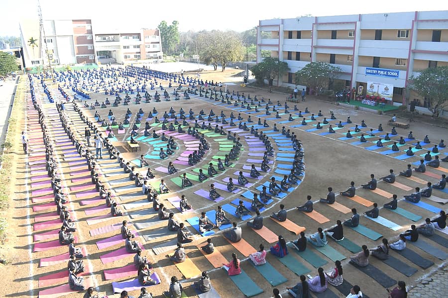 ಹುಣಸೂರು ನಗರದ ಶಾಸ್ತ್ರಿ ವಿದ್ಯಾಸಂಸ್ಥೆಯಲ್ಲಿ ಬುಧವಾರ ರಥಸಪ್ತಮಿ ಮತ್ತು ವಸಂತ ಪಂಚಮಿ ಅಂಗವಾಗಿ 1,800 ವಿದ್ಯಾರ್ಥಿಗಳು ಸಾಮೂಹಿಕ ಸೂರ್ಯ ನಮಸ್ಕಾರ ಪ್ರದರ್ಶಿಸಿದರು