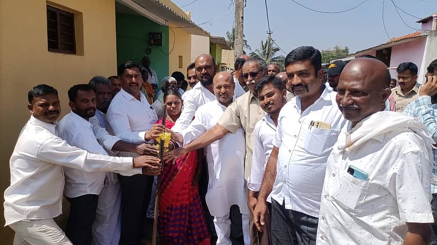 ರಾಮನಗರ ತಾಲ್ಲೂಕಿನ ಹರಿಸಂದ್ರ ಗ್ರಾಮ ಪಂಚಾಯಿತಿಯಲ್ಲಿ ಅಭಿವೃದ್ಧಿ ಕಾಮಗಾರಿಗೆ ಶಾಸಕ ಎಚ್.ಎ. ಇಕ್ಬಾಲ್ ಹುಸೇನ್ ಬುಧವಾರ ಭೂಮಿಪೂಜೆ ನೆರವೇರಿಸಿದರು. ಪಂಚಾಯಿತಿ ಅಧ್ಯಕ್ಷೆ ಜಯಲಕ್ಷ್ಮಮ್ಮ, ಉಪಾಧ್ಯಕ್ಷ ವೀರಭದ್ರಸ್ವಾಮಿ ಹಾಗೂ ಮುಖಂಡರು ಇದ್ದಾರೆ