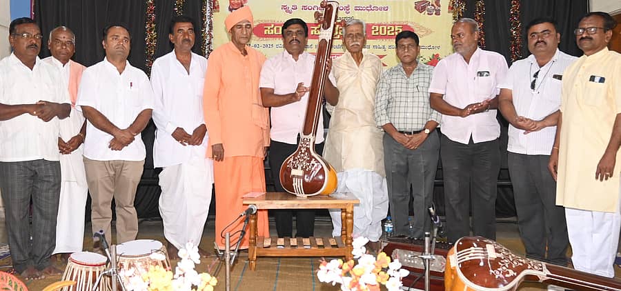 ಮುಧೋಳದ ಕ.ಸಾ.ಪ. ಭವನದಲ್ಲಿ ಪುಟ್ಟರಾಜ ಕವಿ ಗವಾಯಿಗಳ ಸ್ಮೃತಿ ಸಂಸ್ಥೆಯ ಸಹಯೋಗದಲ್ಲಿ ಸಂಗೀತ ಸಂಭ್ರಮ ಕಾರ್ಯಕ್ರಮಕ್ಕೆ ತಿಮ್ಮಣ್ಣ ಅರಳಿಕಟ್ಟಿ ಚಾಲನೆ ನೀಡಿದರು
