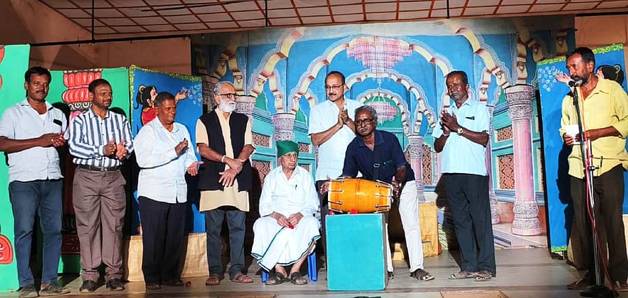ಹೊನ್ನಾಳಿಯಲ್ಲಿ ಆರಂಭವಾದ ನಾಟಕೋತ್ಸವಕ್ಕೆ ರಂಗಕರ್ಮಿ ಸಿದ್ದರಾಜು ಡೋಲು ಬಾರಿಸುವ ಮೂಲಕ ಚಾಲನೆ ನೀಡಿದರು