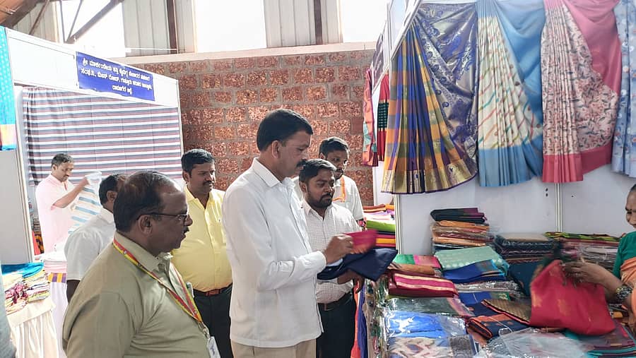 ಮಡಿಕೇರಿಯ ಕೊಡವ ಸಮಾಜದ ಅಂಗಳದಲ್ಲಿ ಬುಧವಾರ ಕೊಡಗು ಜಿಲ್ಲಾ ಕೈಗಾರಿಕಾ ಉತ್ಪನ್ನ ಮಾರಾಟ ಸಹಕಾರ ಸಂಘದ ಅಧ್ಯಕ್ಷ ಸಿ.ವಿ.ನಾಗೇಶ್ ಅವರು ‘ಕಾವೇರಿ ವಸ್ತ್ರಸಿರಿ’ ಜಿಲ್ಲಾ ಮಟ್ಟದ ಕೈಮಗ್ಗ ಉತ್ಪನ್ನಗಳ ವಸ್ತು ಪ್ರದರ್ಶನ ಮತ್ತು ಮಾರಾಟ ಮೇಳಕ್ಕೆ ನೀಡಿ ವಸ್ತ್ರಖರೀದಿ ಮಾಡಿದರು