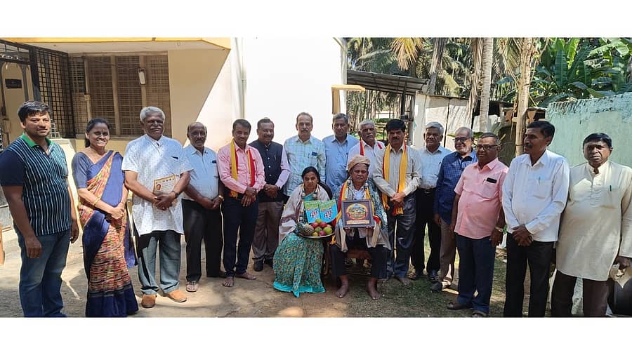 <div class="paragraphs"><p>ತುಮಕೂರು ತಾಲ್ಲೂಕು ಏಳನೇ ಕನ್ನಡ ಸಾಹಿತ್ಯ ಸಮ್ಮೇಳನದ ಅಧ್ಯಕ್ಷರಾಗಿ ಆಯ್ಕೆ ಆಗಿರುವ ನಂಜಯ್ಯ ಅವರನ್ನು ಮುದ್ದೇನಹಳ್ಳಿ ಗ್ರಾಮದಲ್ಲಿ ಬುಧವಾರ ಅಭಿನಂದಿಸಿ ಆಹ್ವಾನ ನೀಡಲಾಯಿತು. </p></div>