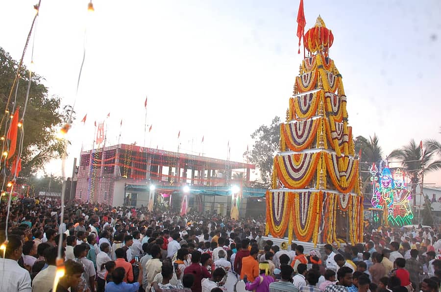 <div class="paragraphs"><p>ಯಾದಗಿರಿಯ ಗಂಜ್ ಪ್ರದೇಶದ ಆತ್ಮಲಿಂಗ ದೇವಸ್ಥಾನದ ರಥೋತ್ಸವ</p></div>