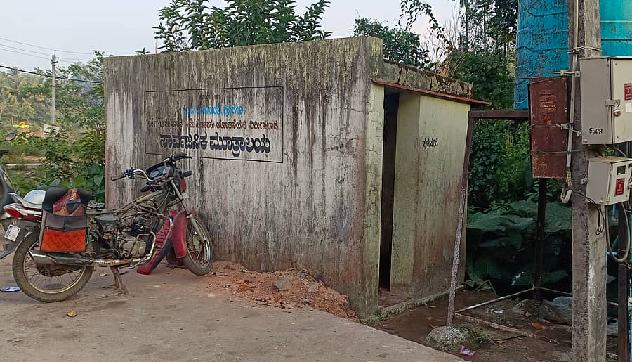 ಶೃಂಗೇರಿ ಪಟ್ಟಣದ ಕೆ.ವಿ.ಆರ್ ರಸ್ತೆಯಲ್ಲಿರುವ ನೀರಿಲ್ಲದೆ ಸರಿಯಾದ ನಿರ್ವಹಣೆ ಇಲ್ಲದೆ ಪಾಳುಬಿದ್ದ ಶೌಚಾಲಯ